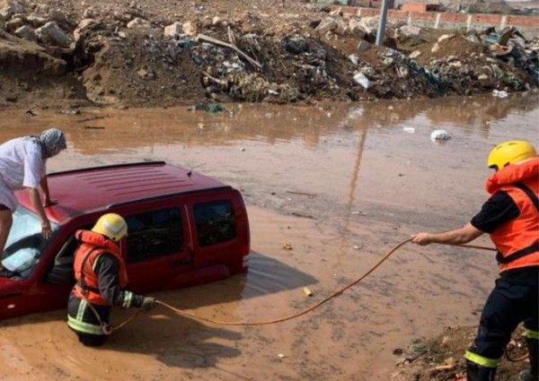 بالصور.. مدني مكة ينجح في إنقاذ شخص احتجزته مياه السيول