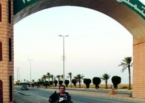 شاب سعودي يقطع 300 كيلومتر من الخفجي إلى الدمام سيراً على الأقدام لهذا الهدف