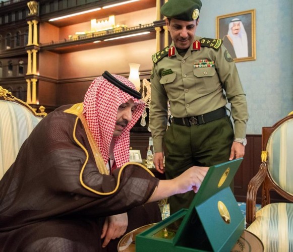 جوازات الباحة تقدم خدمة ابشر في مستشفى الملك فهد بالباحة