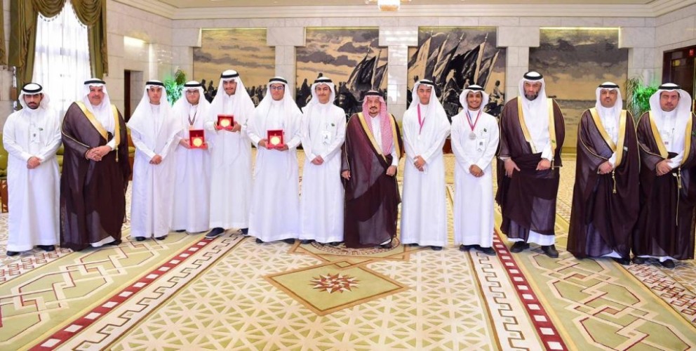 سمو أمير منطقة الرياض يكرم عدداً من طلاب المنطقة الفائزين بجوائز عالمية وعربية