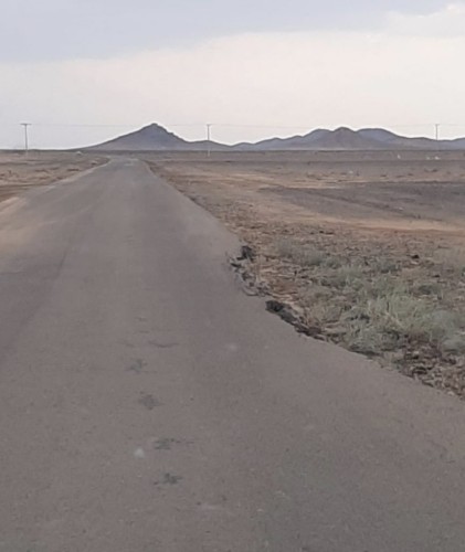 أمطار قرية الخفج تكشف سوء مشاريع الطريق الزراعي