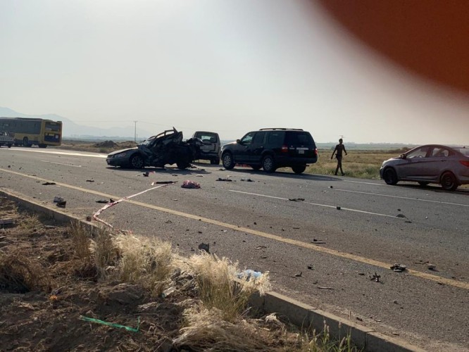 حادث تصادم بين سيارتين على طريق اسكان الحصمه ينتج عنهما حالتين وفاة وإصابتين «خطيرتين»