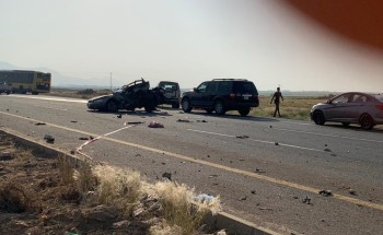 حادث تصادم بين سيارتين على طريق اسكان الحصمه ينتج عنهما حالتين وفاة وإصابتين «خطيرتين»