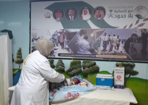 عيادات مركز الملك سلمان تقدم 1051 مطعوم ولقاح للاطفال السوريين في مخيم الزعتري