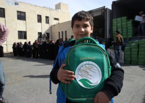 مركز الملك سلمان يواصل توزيع الحقائب المدرسية على اللاجئين السوريين بـ عمان