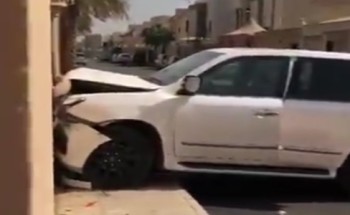 بالفيديو… مواطن يوثق اقتحام سيارة لجدار منزله