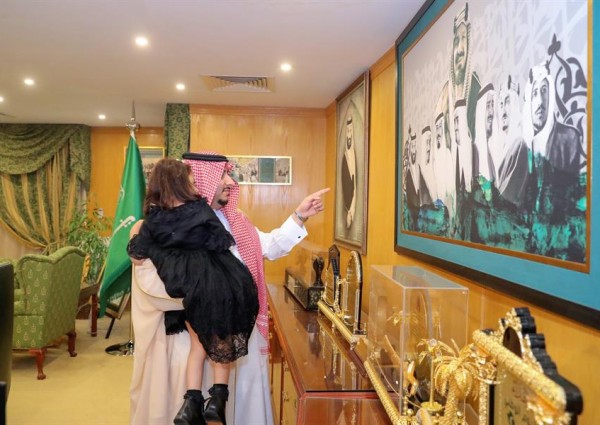 صور.. نائب أمير الجوف يحمل طفلة معـاقة لمشاهدة لوحة جدارية بالإمارة