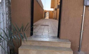 بالصور.. مواطن بعرعر يفتح ممراً عبر منزله لتسهيل وصول جيرانه إلى المسجد