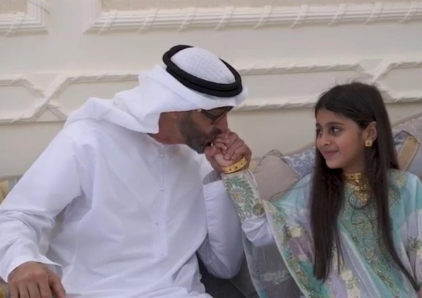 محمد بن زايد يزور طفلة بمنزلها ويقبل يدها (فيديو)