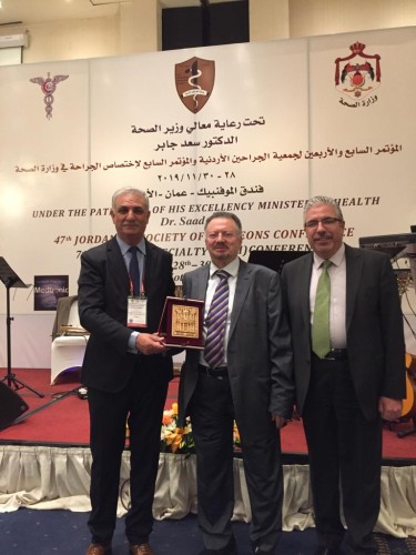 تكريم عالمي للبروفيسور السعودي أحمد كنساره في المؤتمر الدولي لجمعية الجراحين الأردنية