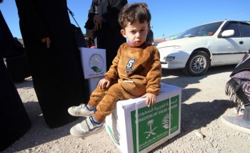 مركز الملك سلمان للإغاثة يوزع 852 سلة غذائية على السوريين في المفرق
