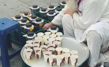 بالصور.. مسن يوزع الشاي مجاناً على زوار مسجد قباء بالمدينة المنورة