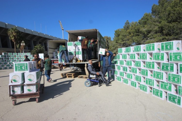 مركز الملك سلمان يوزع 29 طناً من السلال الغذائية على اللاجئين السوريين في اربد