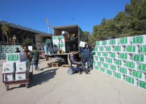 مركز الملك سلمان يوزع 29 طناً من السلال الغذائية على اللاجئين السوريين في اربد