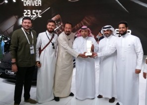 تكريم بن عفي مدير تسويق كيا الجبر في معرض جدة الدولي للسيارات