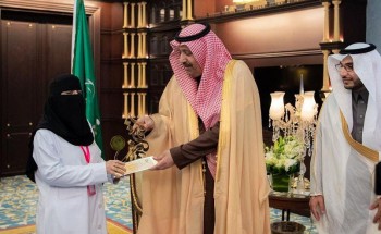 أمير الباحة يكرّم مواطنة أنقذت مصاباً في حـادث سير