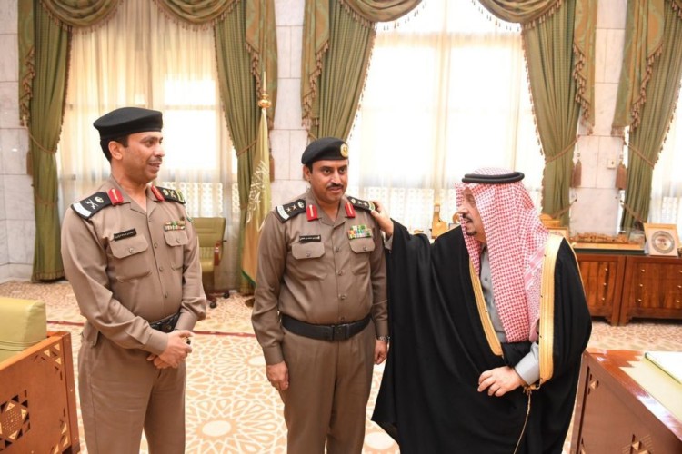 سمو أمير منطقة الرياض يقلد قائد أمن المواكب بمرور الرياض رتبته الجديدة