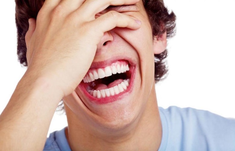استطلاع فرنسي يكشف الانعكسات الإيجابية للضحك على صحة الإنسان