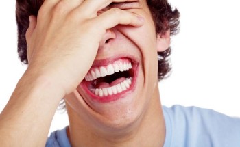 استطلاع فرنسي يكشف الانعكسات الإيجابية للضحك على صحة الإنسان