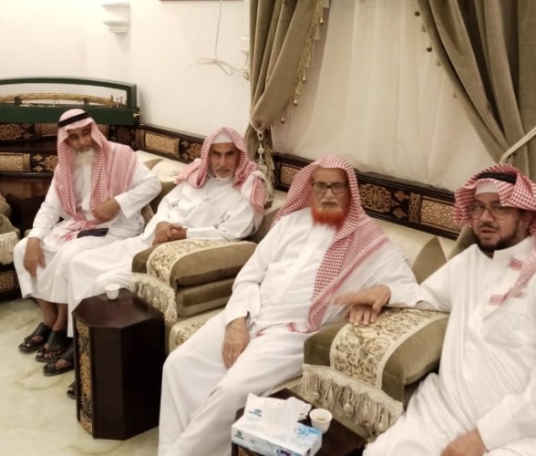بالصور أعضاء ملتقى الإبداع الأدبي في زيارة للشيخ احمد حمود الحبيبي بعد إجرائه عملية جراحية.