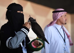 “عذاري الخالدي”.. أول سعودية تشارك في مهرجان الملك عبدالعزيز للصقور