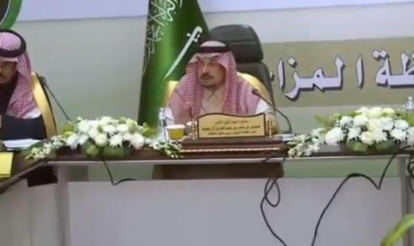 شاهد: أمير الرياض يرفض تدشين مشروع بسبب عدم اكتمال إنجاز مراحله كاملا