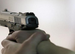 شرطة الشرقية تطيح بمواطن أطلق النار من سلاحه على مركبة عائلية بالظهران