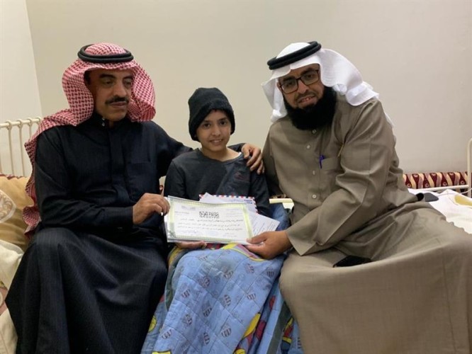 قائد ووكيل مدرسة يزوران طالبًا في منزله بنظيم الرياض “لتسليمه نتيجة الاختبارات “