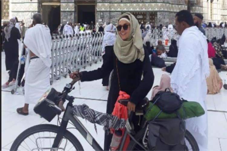 شاهد بالصور .. وصول أول امرأة رحالة لـ”الحرم المكي” بـ”دراجاتها”
