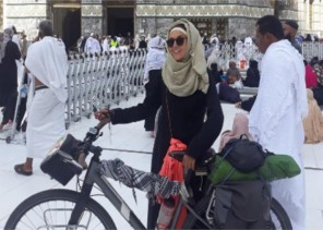 شاهد بالصور .. وصول أول امرأة رحالة لـ”الحرم المكي” بـ”دراجاتها”