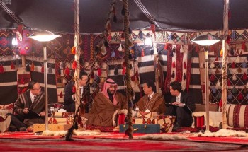 بعيداً عن الرسميات .. بالفيديو: جلسة مباحثات بين ولي العهد ورئيس وزراء اليابان في العلا
