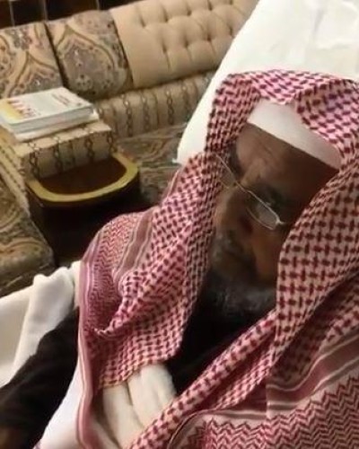 بالفيديو: مواطن ينشر فيديو لوالده المسن وهو يتلو القرآن الكريم.. وهذا ما أوصى به أبنائه