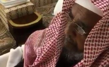 بالفيديو: مواطن ينشر فيديو لوالده المسن وهو يتلو القرآن الكريم.. وهذا ما أوصى به أبنائه