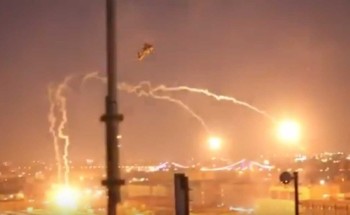 بالفيديو.. “الأباتشي” الأمريكية تطلق شعلات حرارية فوق السفارة ببغداد