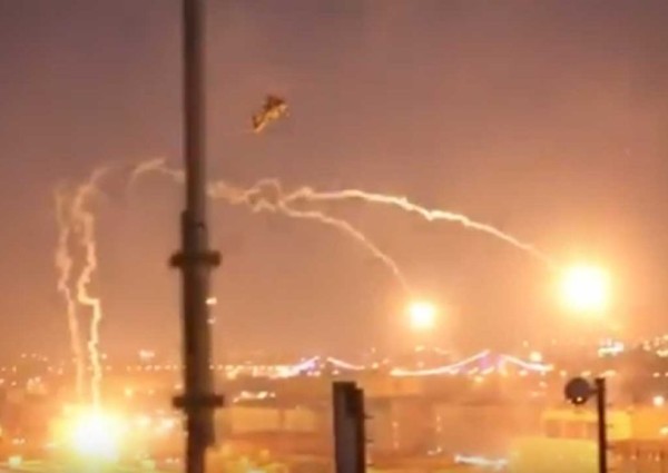 بالفيديو.. “الأباتشي” الأمريكية تطلق شعلات حرارية فوق السفارة ببغداد