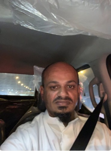 بعد سرقة دراجته في جدة .. بالصور: حارس الأمن ينشر صوراً من داخل سيارته الجديدة