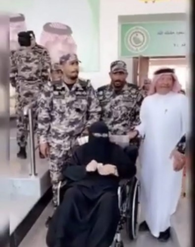 بالفيديو: رجال آمن المنشآت يحملون مسنة لمساعدها على نزول الدرج في حفل تخرج حفيدها