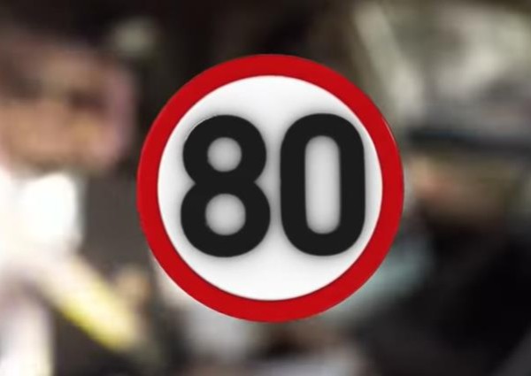 المرور السري يفاجئ سائقة.. ويسلمها مكافأة مادية من حملة 80 في جازان – فيديو