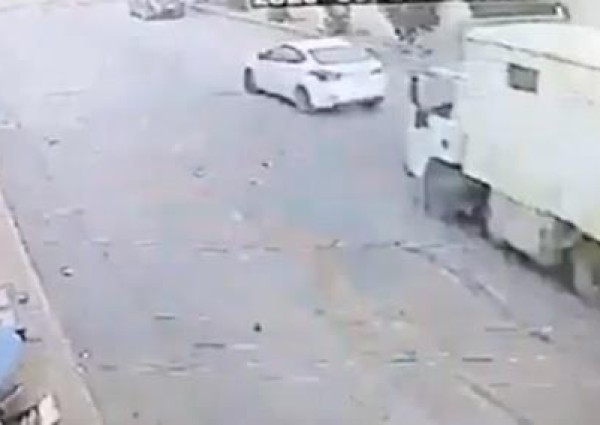 شاهد .. كاميرا مراقبة توثق حادث سرقة سيارة “دينا” في حي الرمال بـ”الرياض”