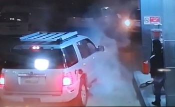 بالفيديو .. مواطن يتمكن من إبعاد سيارة مقيم من محطة وقود بعد اشتعال النار في مقدمتها