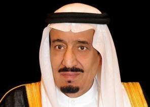 خادم الحرمين يؤدي صلاة الميت على الأمير طلال بن سعود بن عبدالعزيز – رحمه الله –