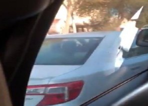 معرضاً حياتهم للخطر .. بالفيديو: شاب يضايق مركبة طالبات في بريدة