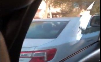 معرضاً حياتهم للخطر .. بالفيديو: شاب يضايق مركبة طالبات في بريدة