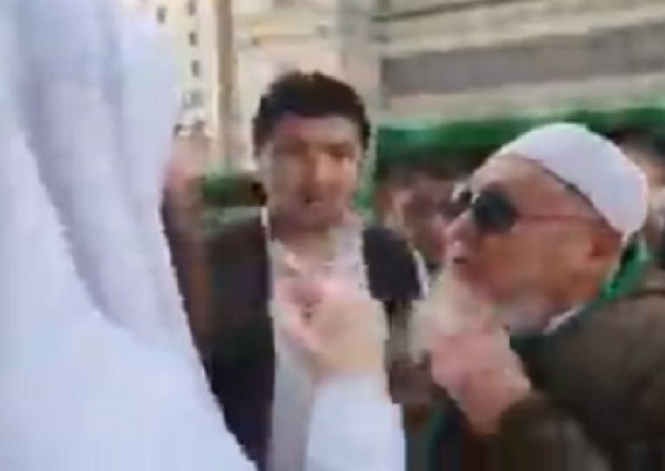 شاهد: أول فيديو لـ”الزائر العراقي” المدعي باستطاعته إرجاع البصر في المسجد النبوي