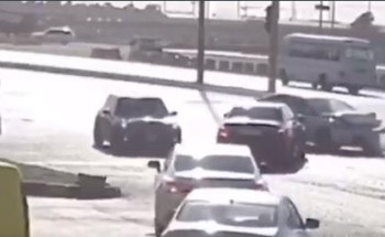 شاهد: “كاميرا مراقبة” توثق فيديو غريب لـ”فوضى مرورية” على طريق بـ”الرياض”