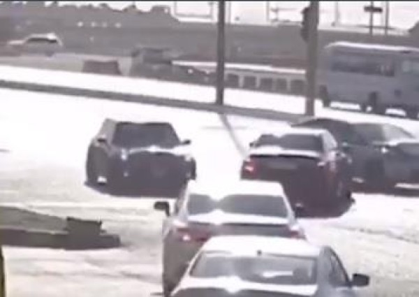 شاهد: “كاميرا مراقبة” توثق فيديو غريب لـ”فوضى مرورية” على طريق بـ”الرياض”