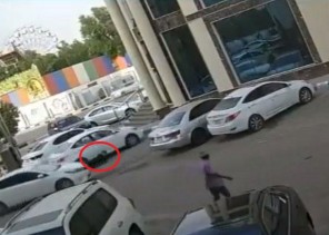فيديو متداول .. مقيم يمني يطلق النار على مواطن أمام فندق في “حفر الباطن”