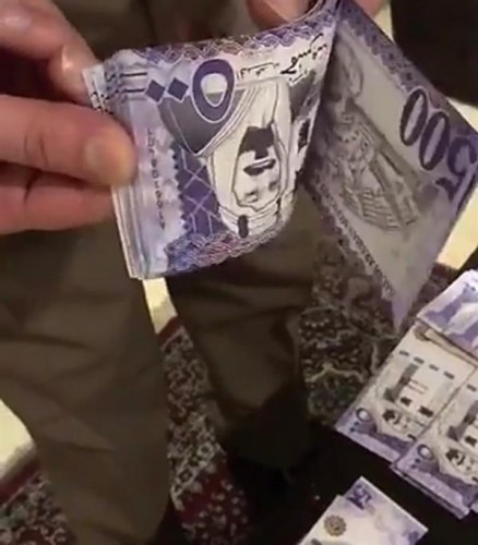 بالفيديو: شرطة الرياض تطيح بتشكيل عصابي بحوزته 800 ألف ريال مزيفة