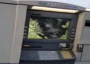 جازان: القبض على مواطن قام بتكسير شاشات أجهزة صرف آلي في الدرب