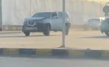 بالفيديو.. مطاردة وصدم بين سيارتين على طريق بـ”الرياض”
